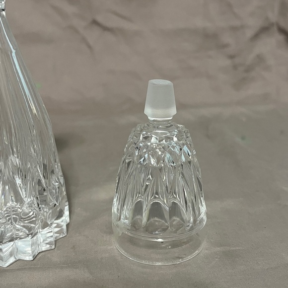 Bohemia crystal small cut glass decanter with a small crystal cup as a stopper. - Picture 8 of 10